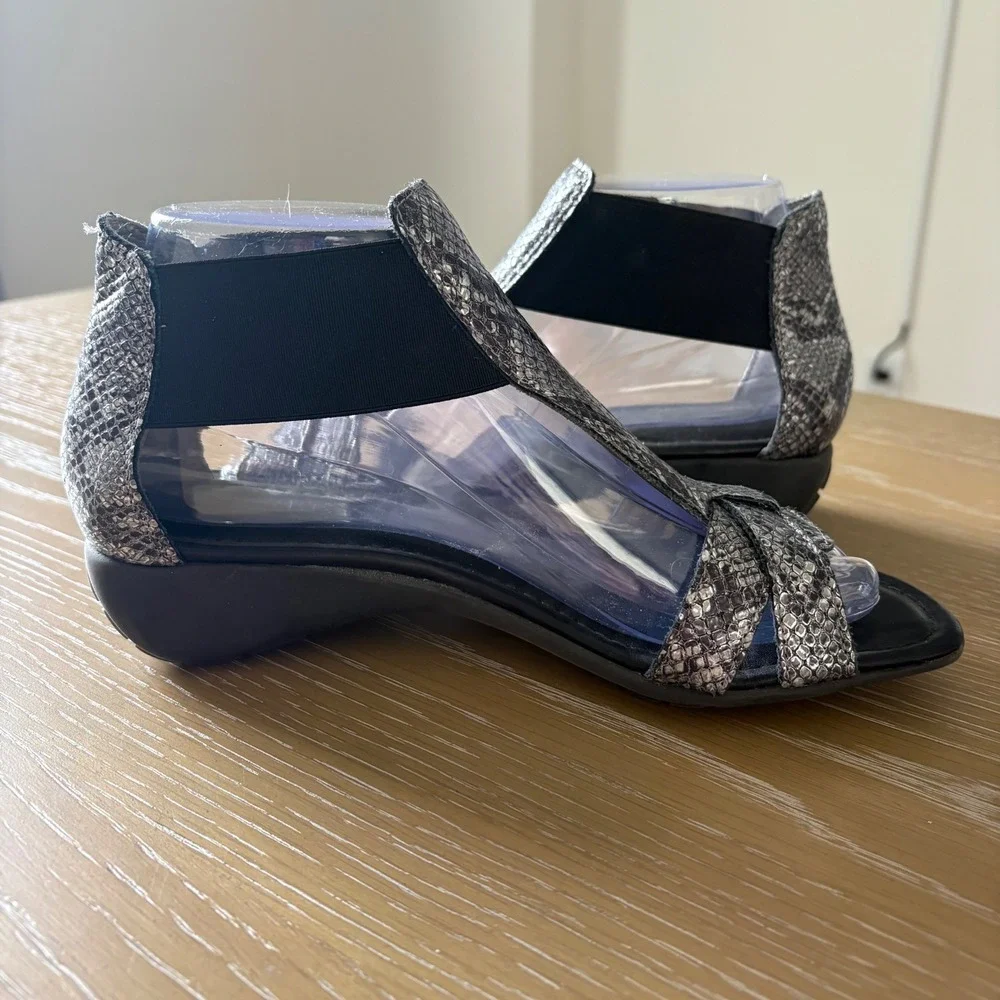 The FLEXX Womens‎ Silver Snakeskin Print Wedge Sandals Elastic Straps Size 7 38